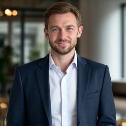 Marko Salo, osakas ja asianajaja, katsoo suoraan kameraan luottamuksen ja asiantuntemuksen ilmeellä.